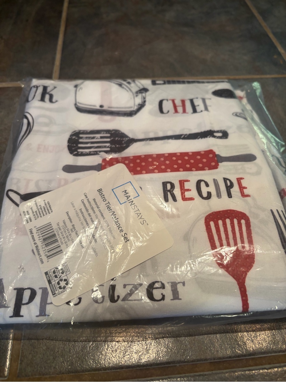 NWT Mainstays White chef/ coookjn with Red and Black valance set